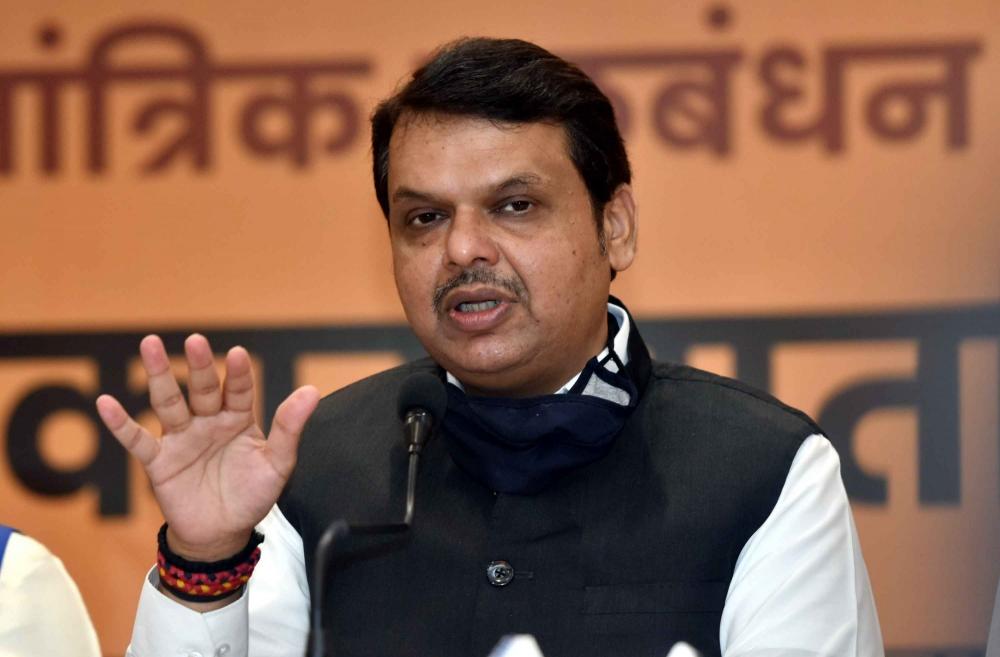 The Weekend Leader - Fadnavis arrives in Goa to meet MLAs, office bearers